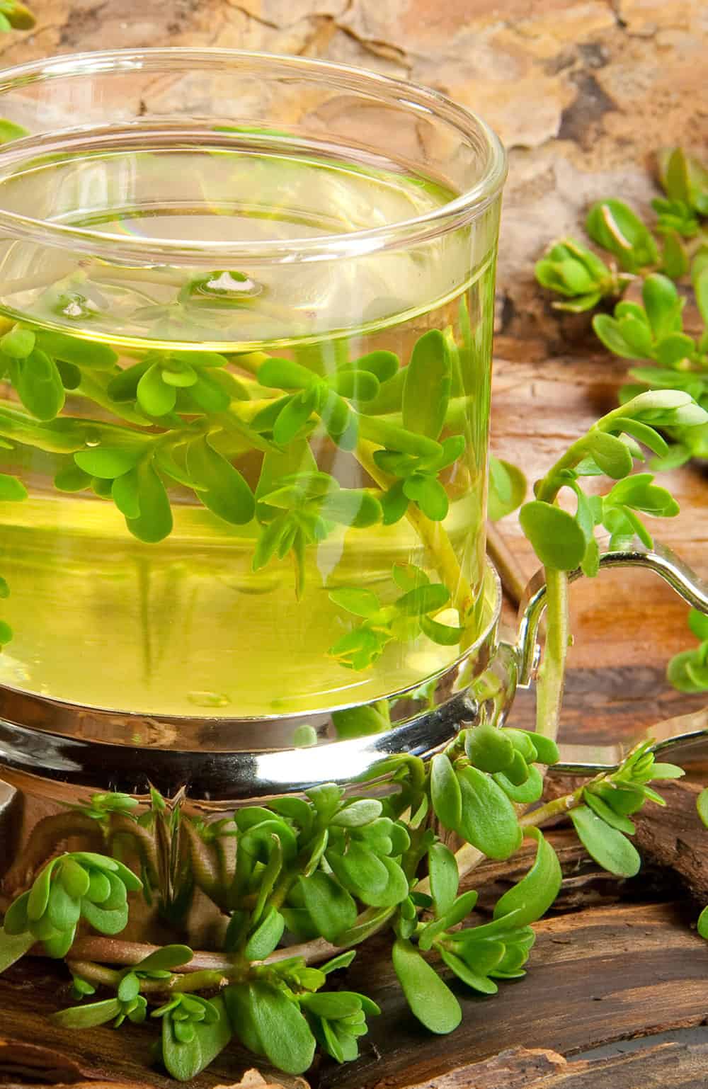 Kräutertee aus Brahmi auf Holz