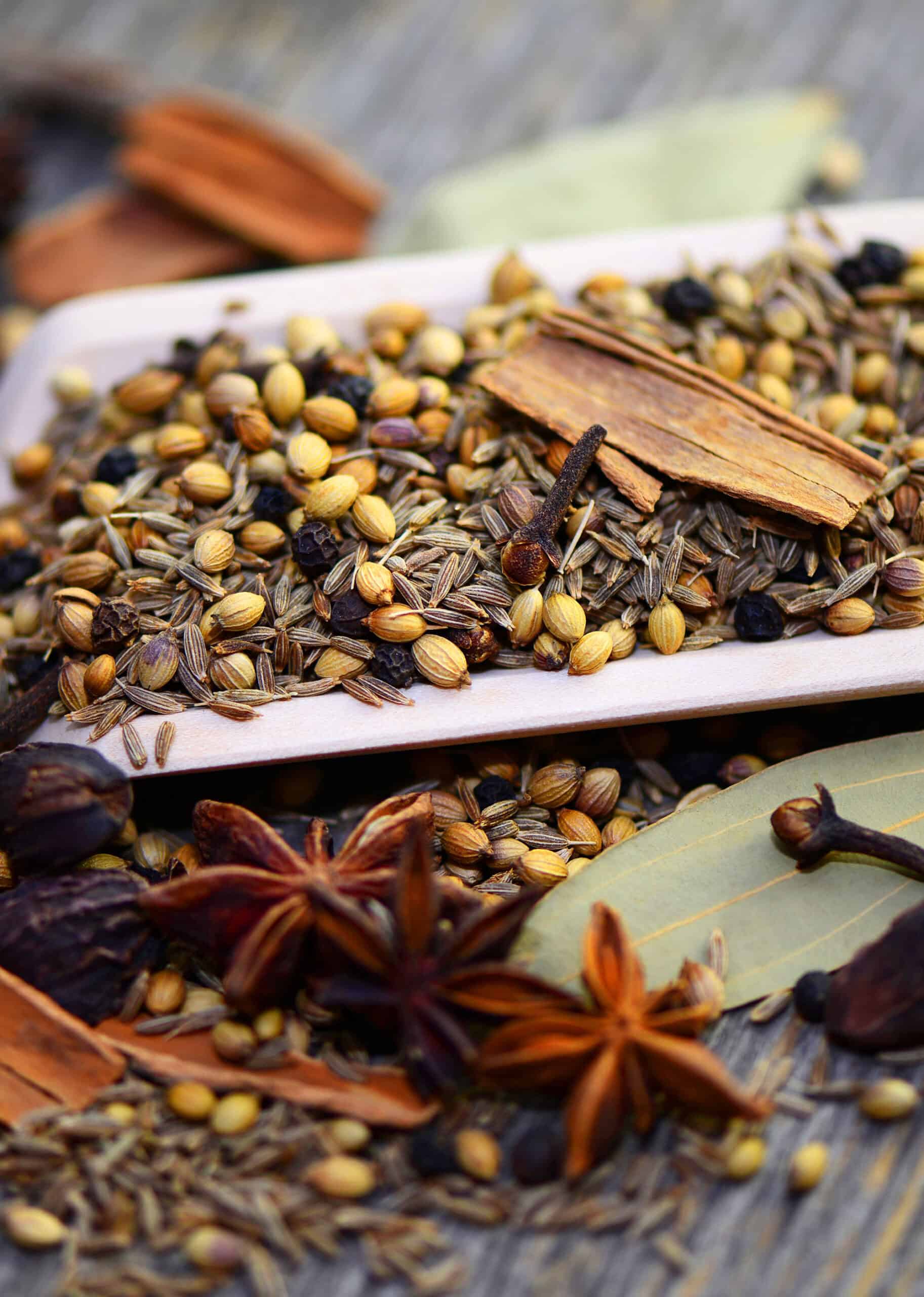Herbstküche-herbstliche-Gewürze-wie-Zimtn-Nelken-und-Kardamom Herbstküche herbstliche Gewürze wie Zimtn Nelken und Kardamom