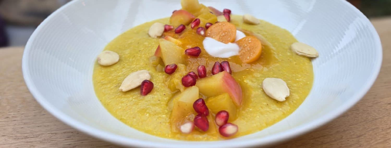 Polenta mit warmem Früchtekompott