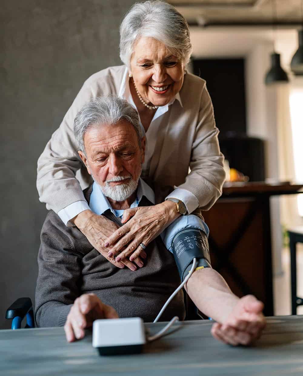 Bluthochdruck Kuren älteres Ehepaar beim Blutdruckmessen