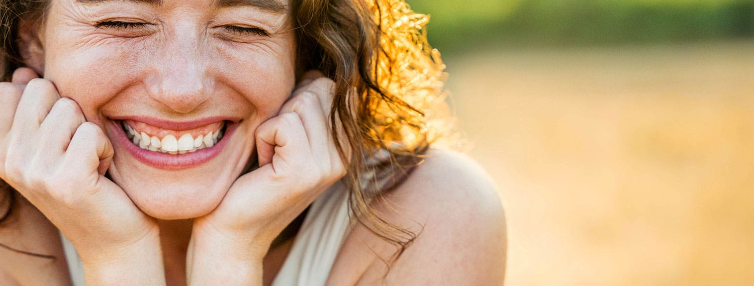 Ayurvedische Hautpflege Frau glücklich am Morgen