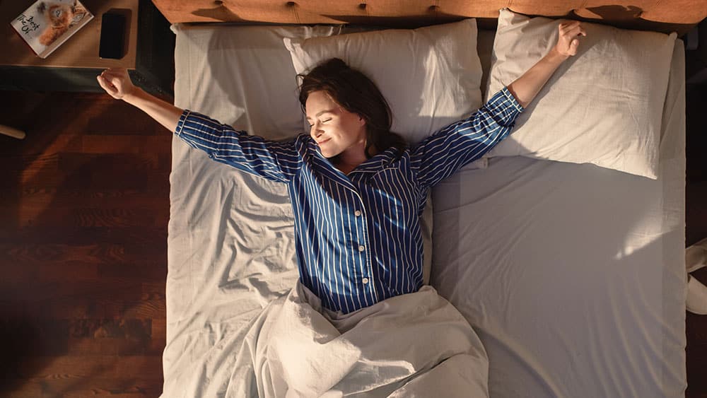 Ayurvedische Morgenroutine Frau im Bett