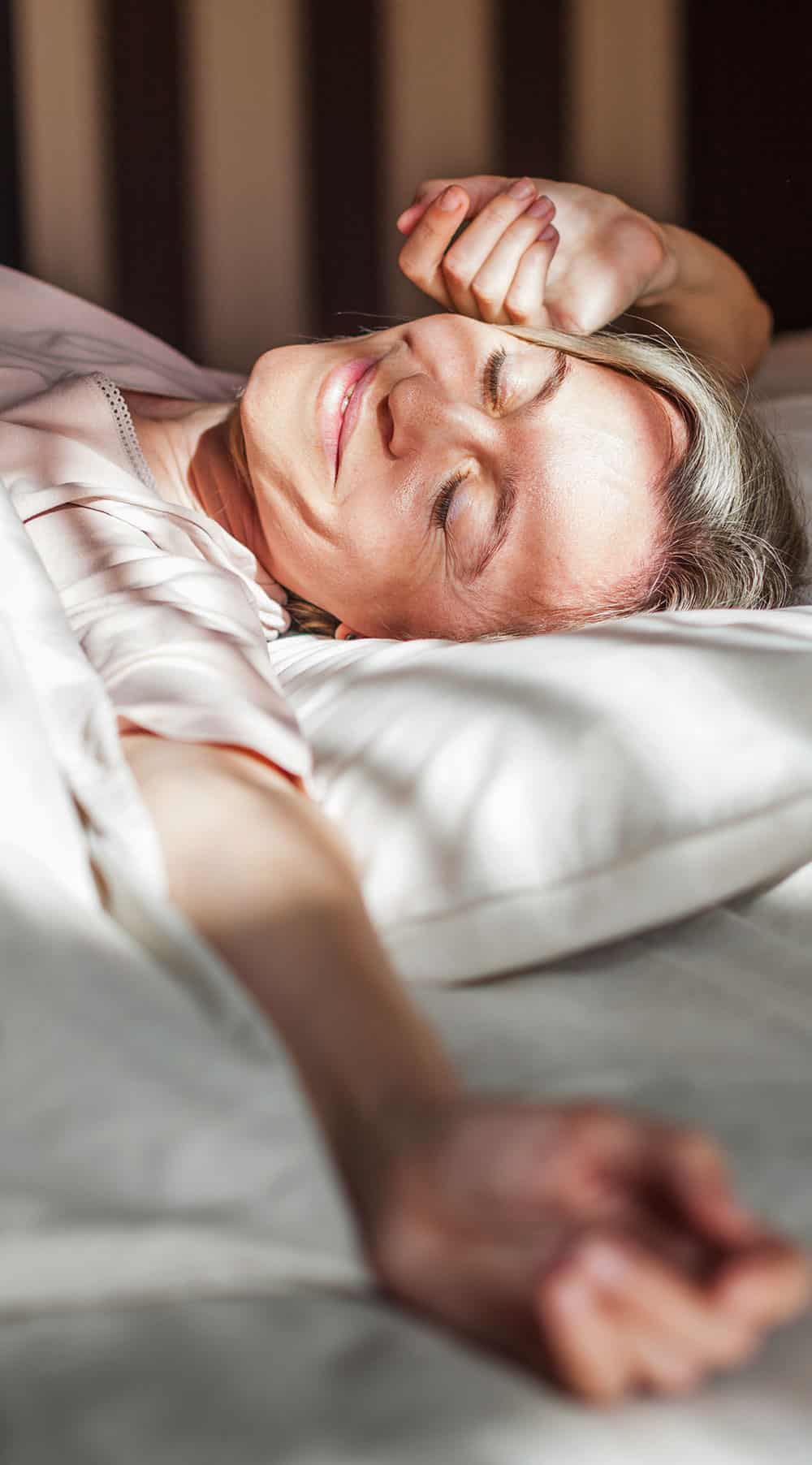 Ayurvedische Morgenroutine Frau wacht auf