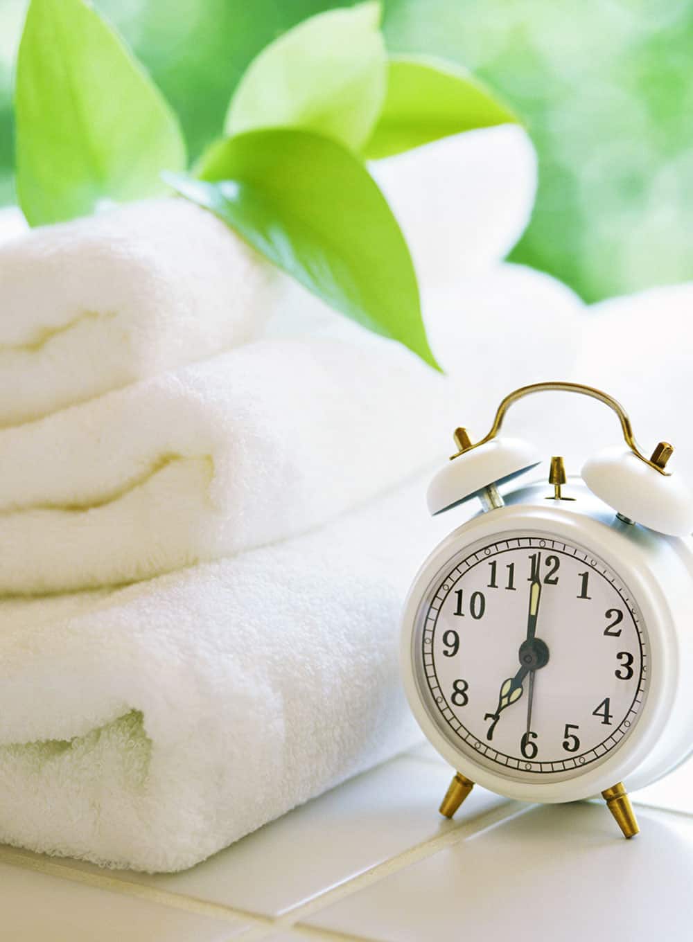 Ayurvedische Morgenroutine Wecker im Badezimmer