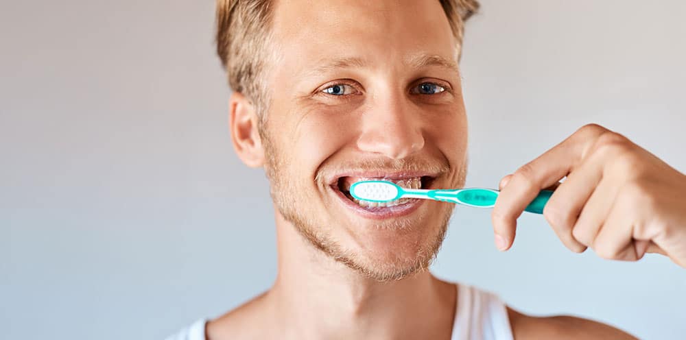 Ayurvedische Mundpflege Zähne putzen