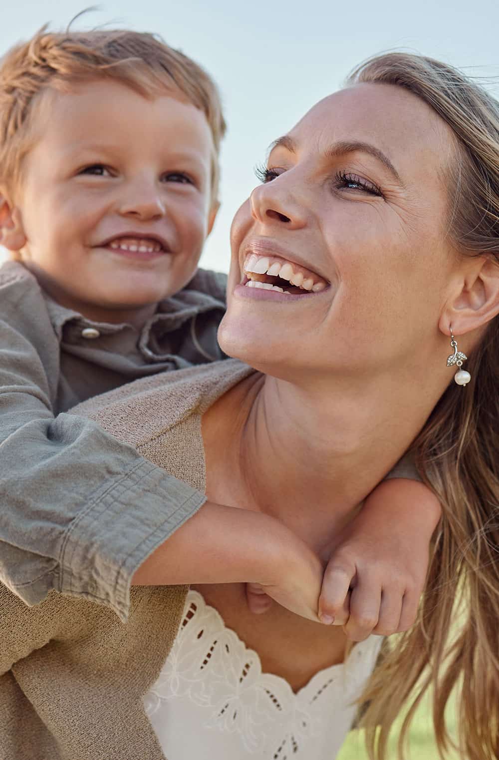 Ayurvedische Mundpflege lachende Mutter mit Ihrem Kind