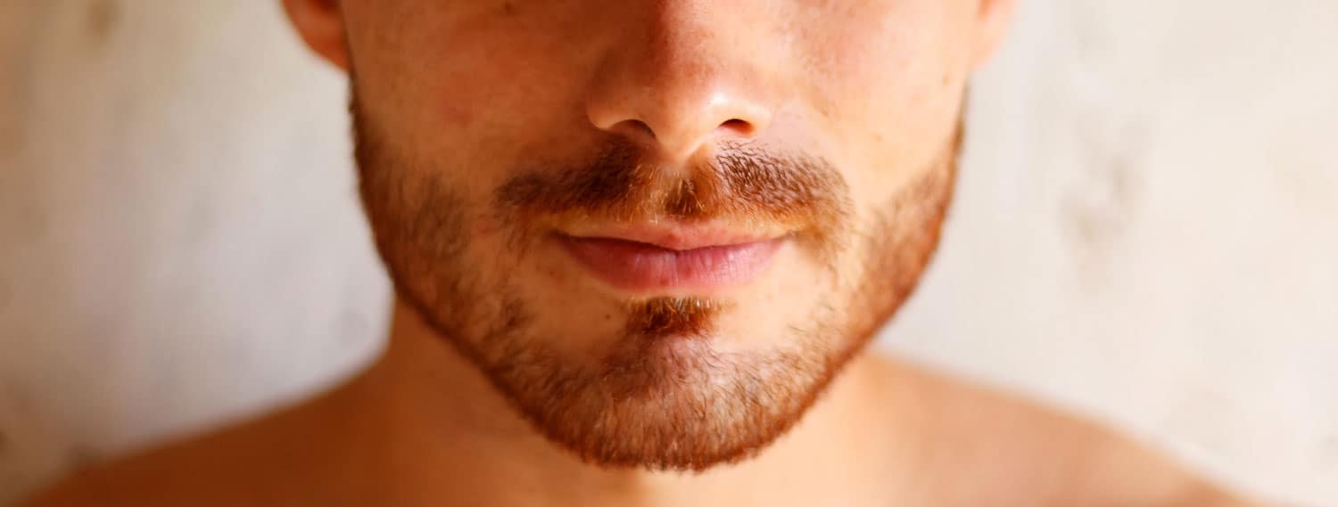 Ayurvedische Nasenpflege Nase eines jungen Mannes Ayurvedische Nasenpflege Nase eines jungen Mannes