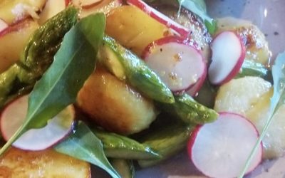 Bratkartoffelsalat mit grünem Spargel, Radieschen und Zitronentopfen