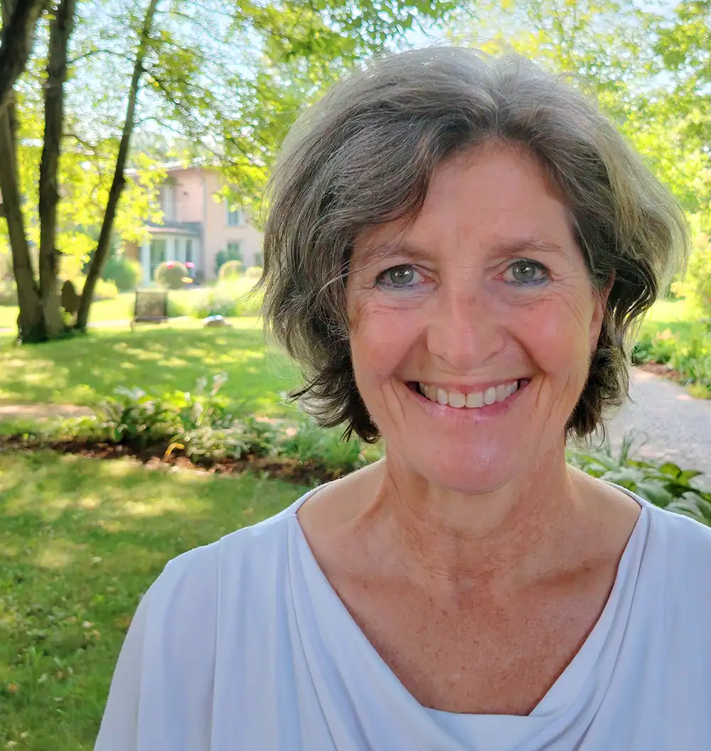 Mechthild lächelt beim Sitkari-Pranayama-Kurs im RoSana Ayurveda Kurzentrum im Grünen