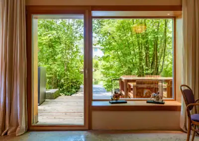 Waldhaus-Apartment im RoSana Ayurveda Kurzentrum mit Blick auf Holzterrasse und grüne Natur
