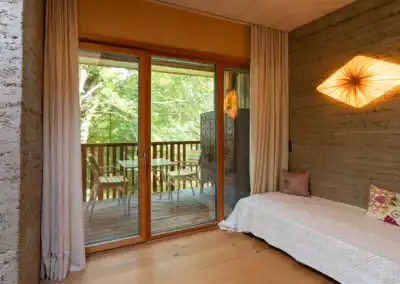 Waldhaus-Apartment im RoSana Ayurveda Kurzentrum mit Holzterrasse und Naturblick