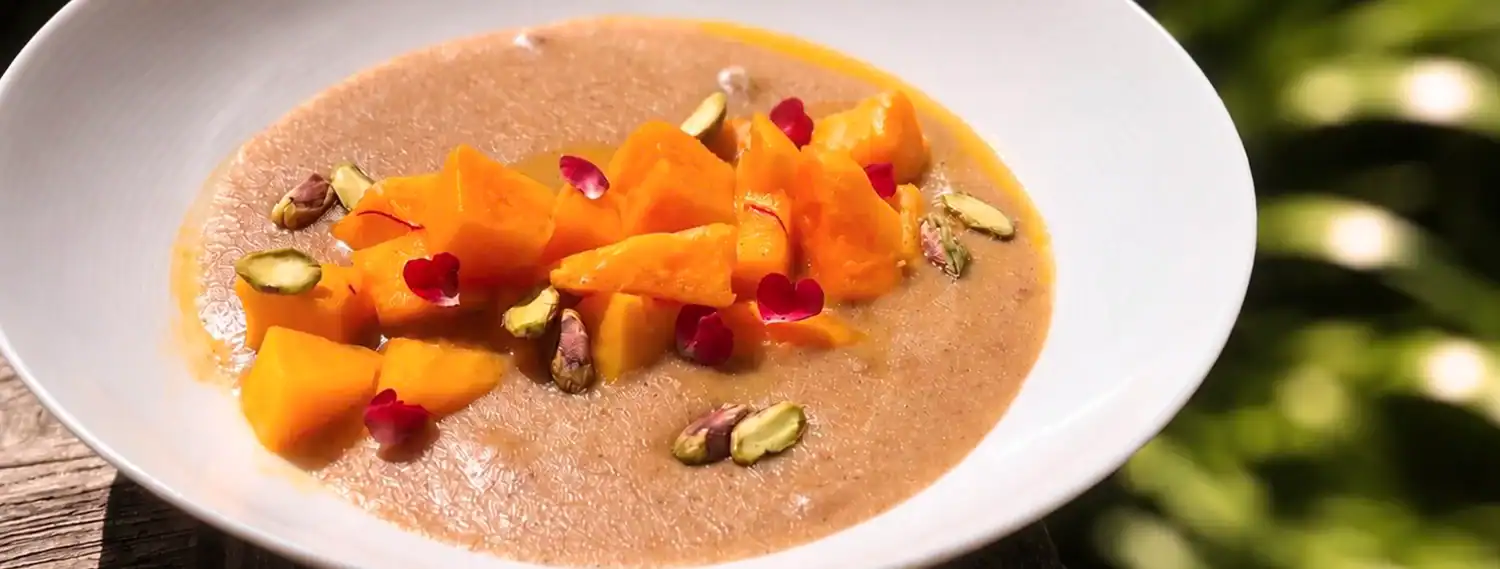 Rosinen-Tsampa mit Papaya Ayurvedisches Tsampa-Porridge mit Papaya, Pistazien und Rosenblüten – RoSana Ayurveda Kurzentrum