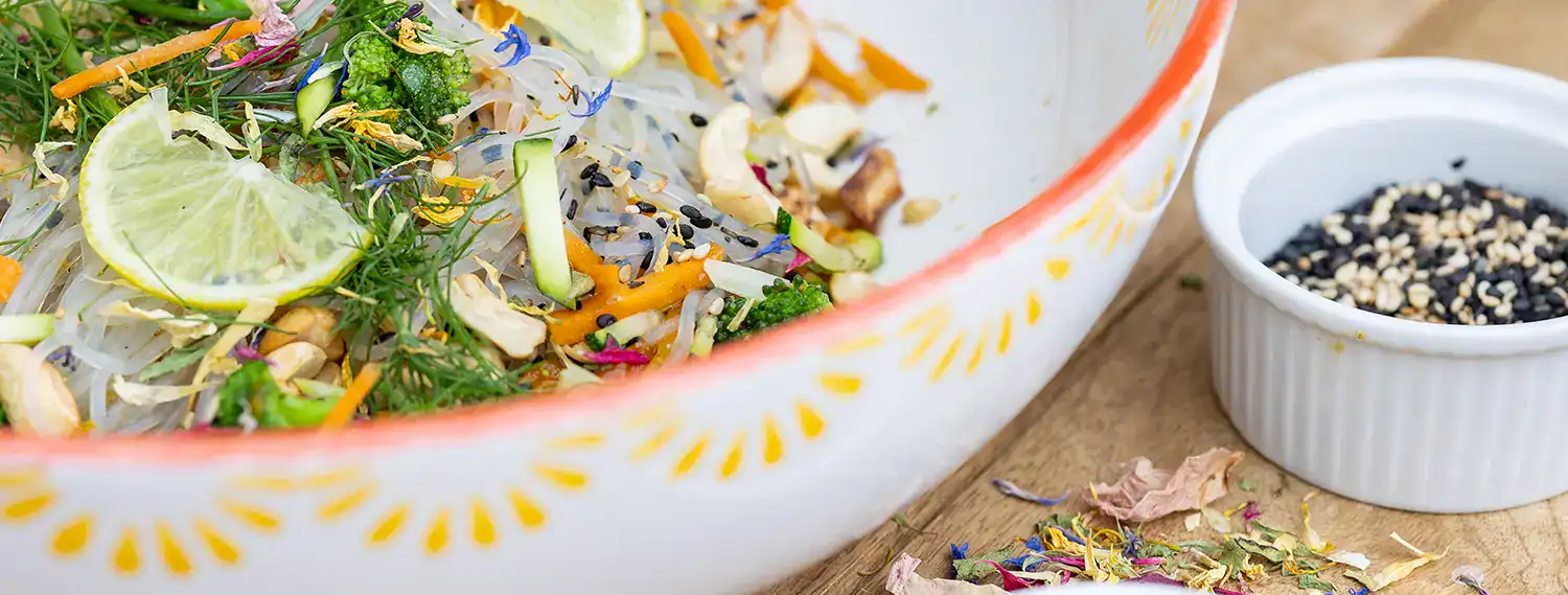 Ayurvedisches Tsampa-Porridge mit Papaya, Pistazien und Rosenblüten – RoSana Ayurveda Kurzentrum